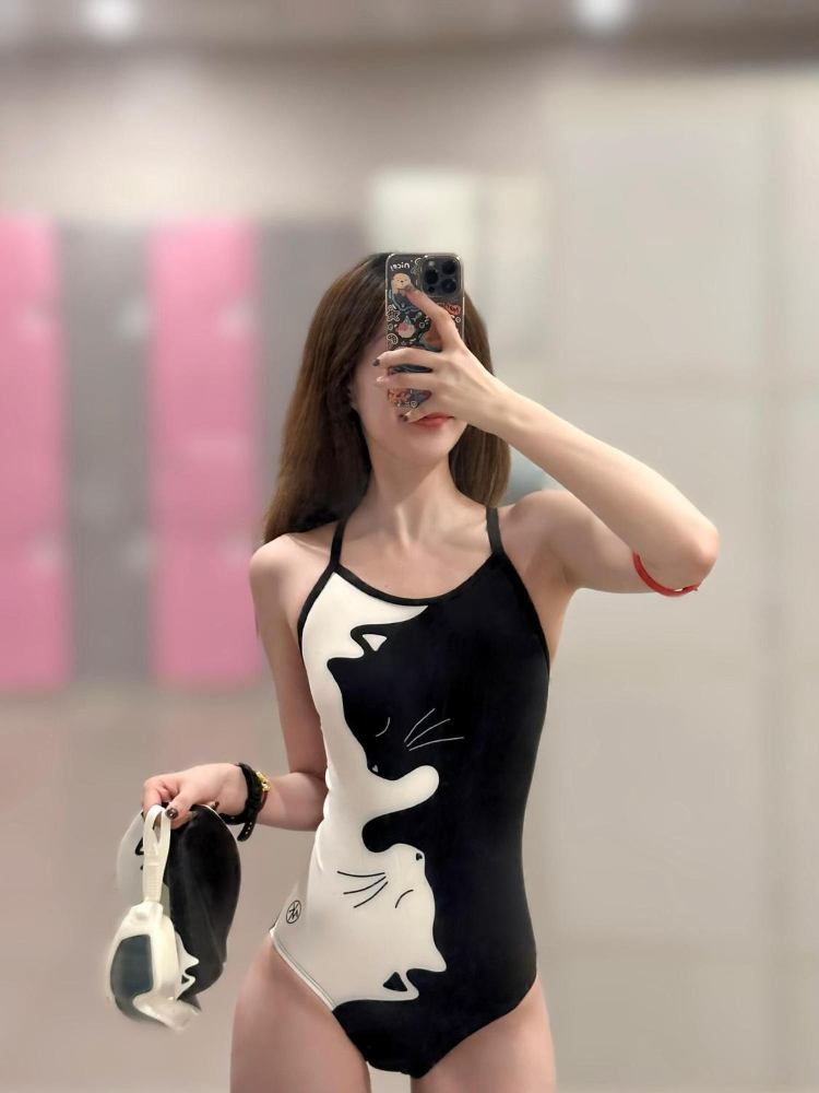 Schwarz-weißer Badeanzug mit K – Swimwear Bewertung und Preis